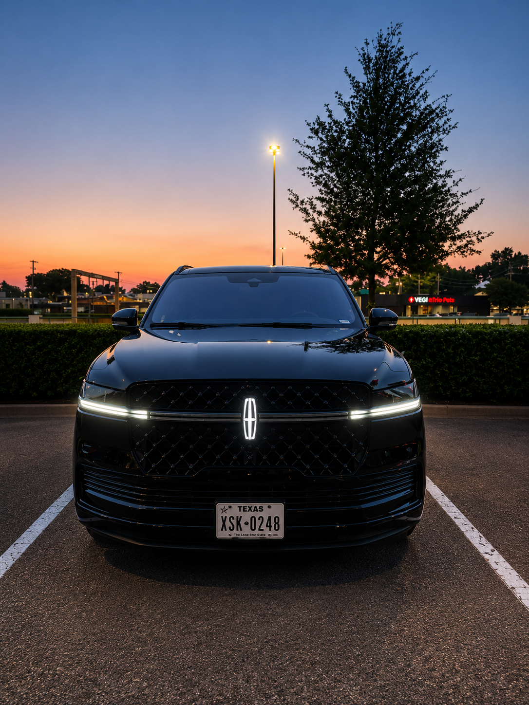 Lincoln Navigator 2025 front view at sunset
